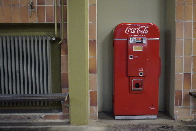 Oude cola-automaat waar inmiddels een vermogen op is geboden #notforsale