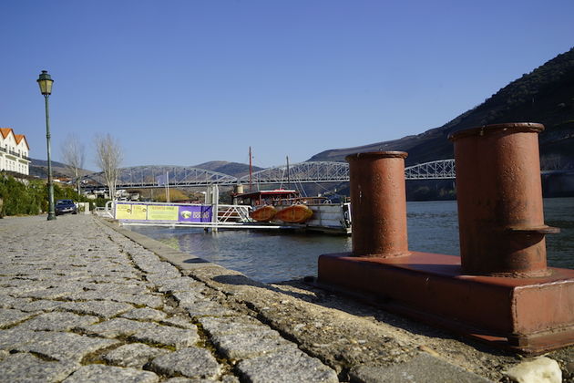 Een blik vanaf de kade in Pinh\u00e3o met op de achtergrond de `Eiffel brug`.