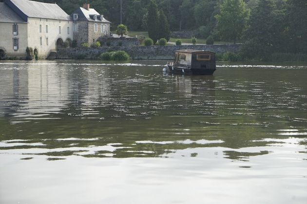 Je kunt ook in je Toue op de river de Mayenne slapen