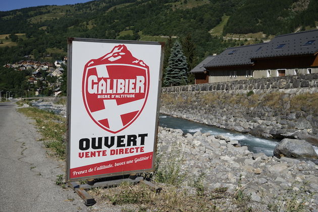 Sprankelend helder water vanaf de gletsjer de la Clapi\u00e8re, aan de voet van de Galibier