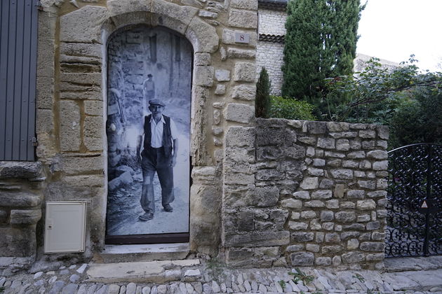 Oude foto`s sieren oude vensters van Hostellerie Le Beffroi