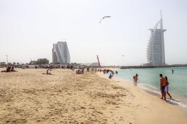 Uitzicht vanaf Jumeirah Beach op de Burj al Arab, een van de meest iconische gebouwen van Dubai