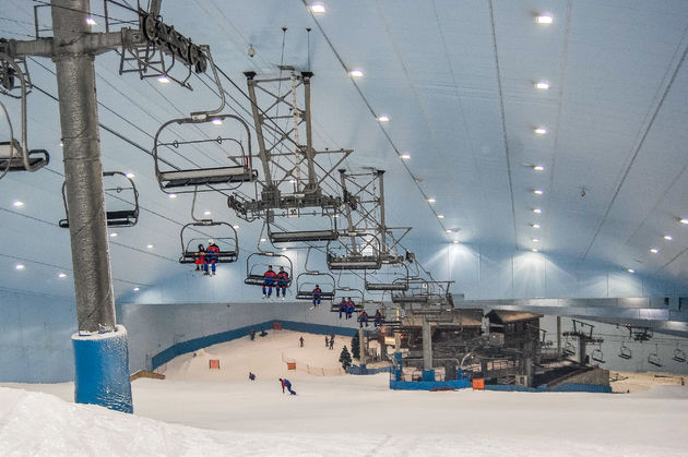 Het Ski Dubai Snow Park waar je onder andere kunt ski\u00ebn en slee\u00ebn