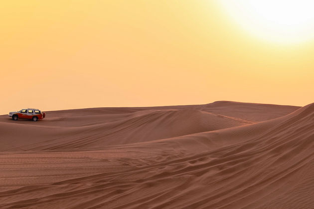 Ga de woestijn in voor en woestijnsafari en om te dune bashen