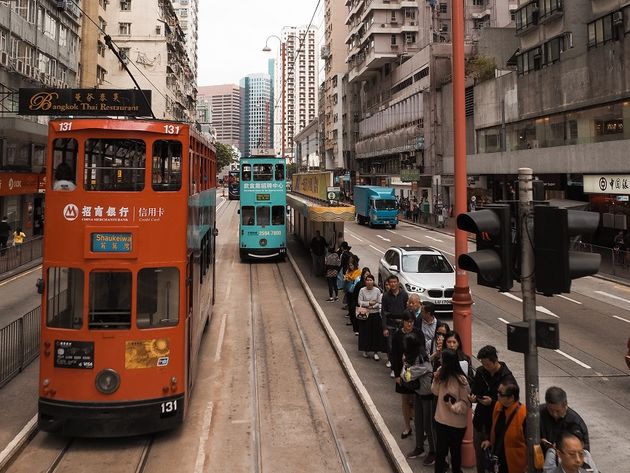 Spring op een van de dubbeldekstrams op Hong Kong Island