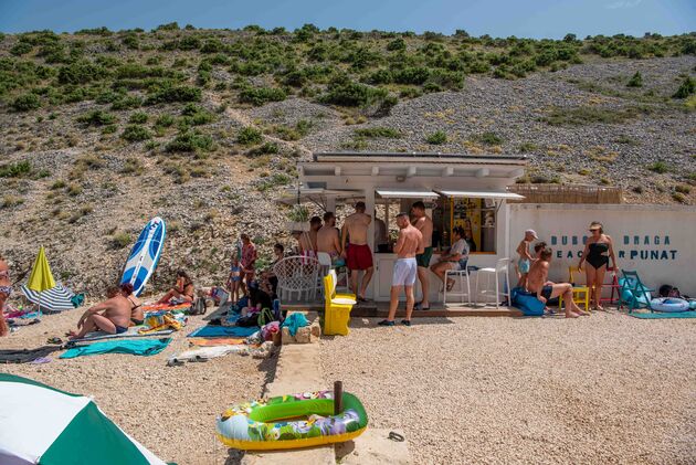 De gezellige beach bar op Duboka Draga