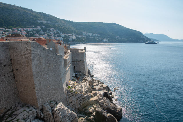 Aan de zuidkant van de muren kijk je uit over de Adriatische Zee