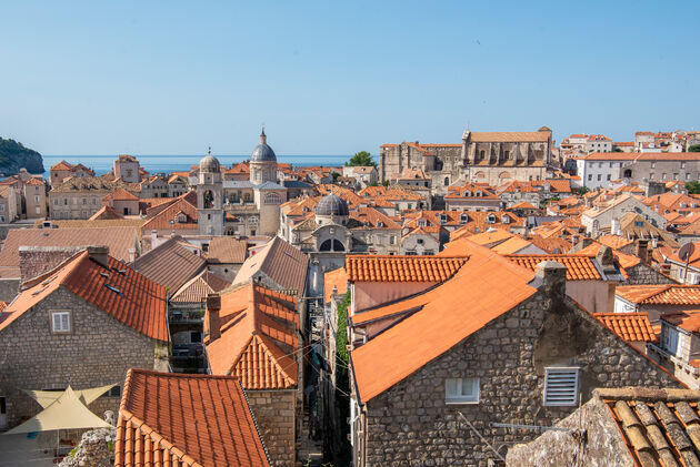 Kijk uit over de oranje daken en smalle steegjes in de oude stad