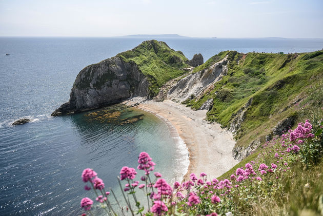 Net voordat we bij de Durdle Door zijn ontdekken we deze baai...