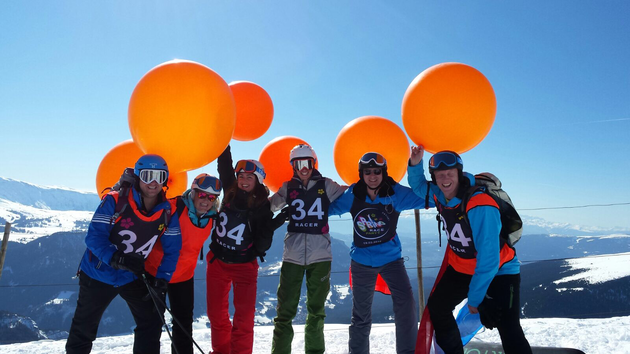 Met de mega grote oranje ballonnen op de piste!