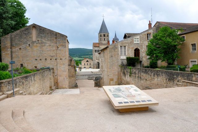 De overblijfselen van wat ooit de grootste kerk van Europa was: de Abdij van Cluny