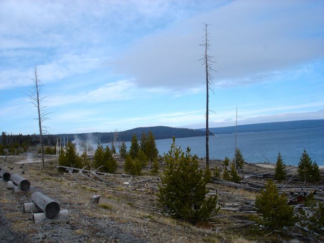 Uitkijken over een meer in Yellowstone National Park