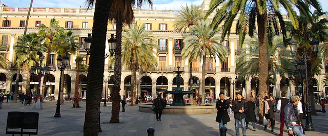 Pla\u00e7a Reial is een van de mooiste pleinen in Barcelona, een must visit!