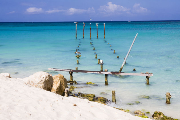 Het heldere blauwe water van Eagle Beach