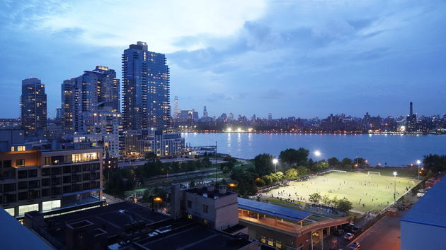East River State Park in de avond op een `multifuctioneel` voetbalveld