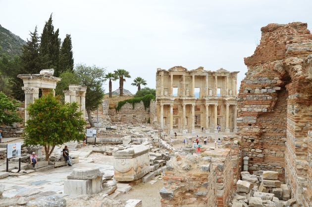 In Efeze vind je resten van duizenden jaren oude gebouwen, zoals deze bibliotheek