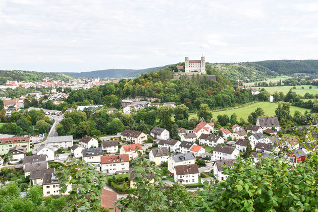 Vanaf hier kun je de stad Eichst\u00e4tt en de beroemde Willibaldsburg goed zien liggen