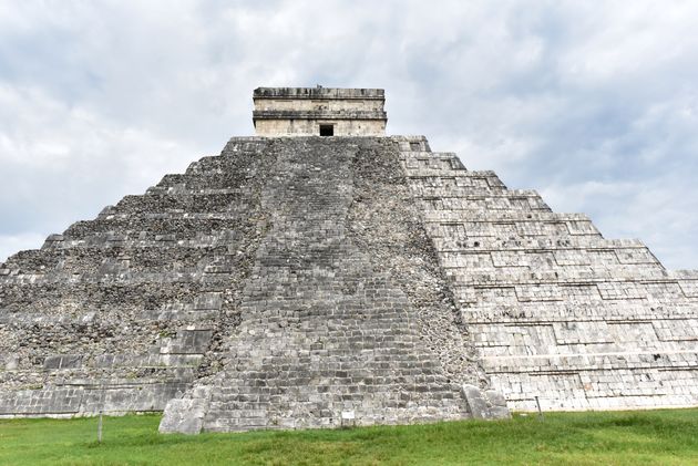 Aan de achterkant van El Castillo - de beroemde piramide - zie je hoe deze er oorspronkelijk uitzag
