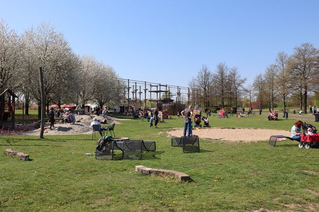 Het Elbauerpark is geliefd bij de mensen op een mooie lentedag!
