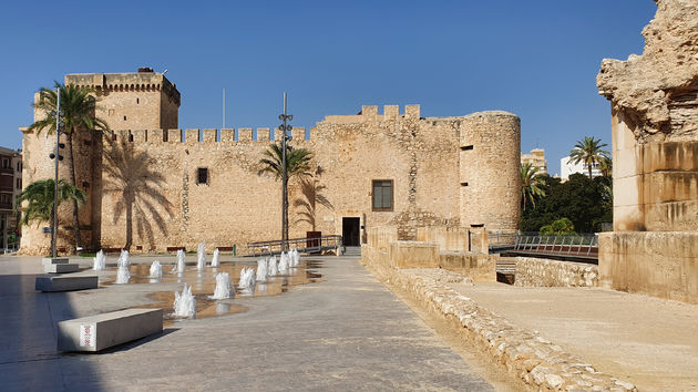 In Elche vind je eeuwenoude ru\u00efnes, zoals deze bij het historisch museum