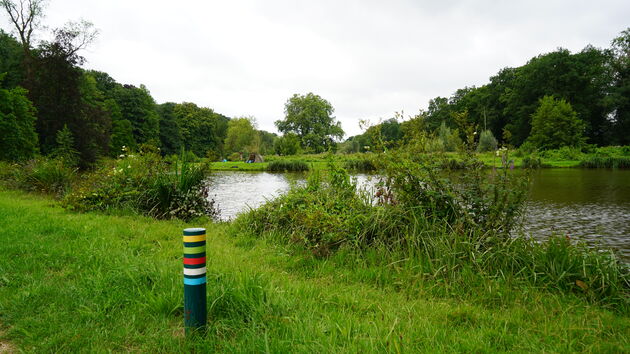 Begin van de wandelroutes in het Elslo\u00ebrbos bij Kasteel Elsloo