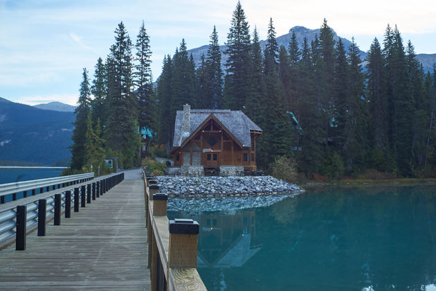 Een houten blokhutje bij Emerald Lake waar je na een wandeling iets lekkers kunt drinken.