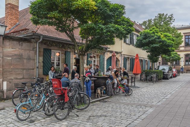 Erlangen barst van de leuke terrasjes, zoals deze wijnbar in het centrum