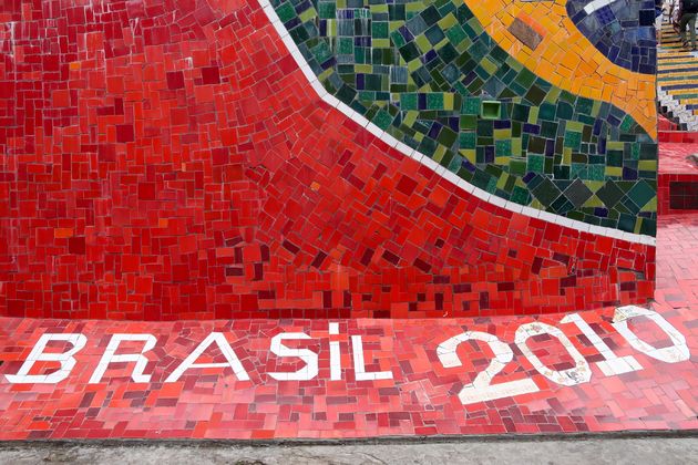 Bovenaan de trappen vind je de Braziliaanse vlag in keramiek