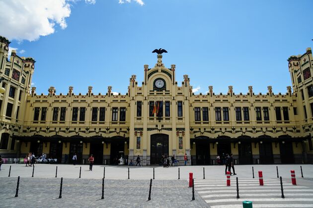 Het prachtige treinstation Estaci\u00f3n del Norte op een steenworp afstand van Plaza de Tores