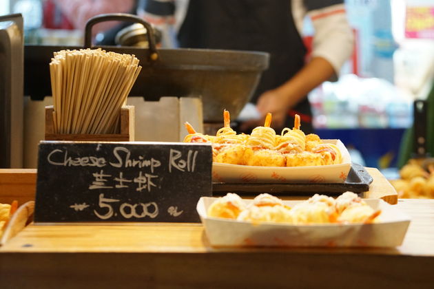 Gefrituurde garnalen met een kaaslaagje, voor de Koreanen een absolute lekkernij
