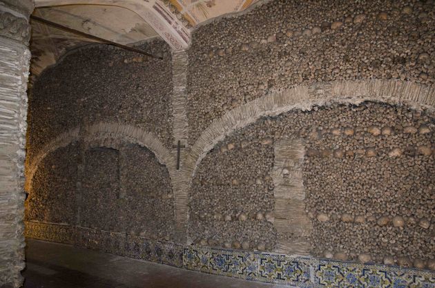 Capella dos Ossos, de Beenderenkapel met honderden menselijke botten