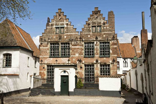Prachtige oude huisjes in het Begijnhof in Kortrijk