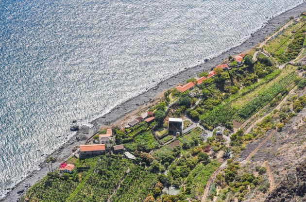 Hotel Faj\u00e3 dos Padres ligt op een spectaculaire plek aan het water