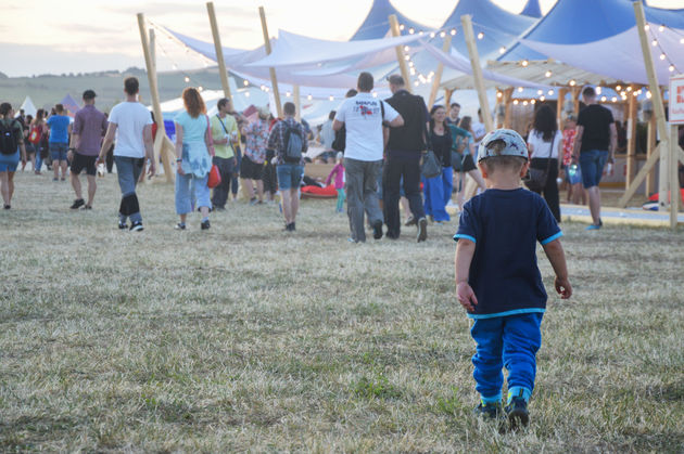 Iedereen is welkom. Deze kleine man gaat het festivalterrein eens flink verkennen ;-)