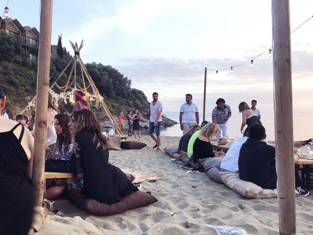 Geregeld worden er feesten of thema-avonden georganiseerd, bijvoorbeeld op het strand