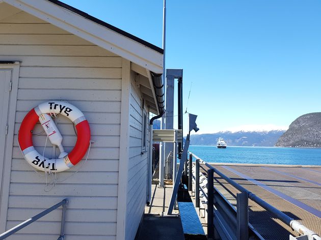 Wachten op de ferry bij Fodness voor de eerste oversteek van het Sognefjord