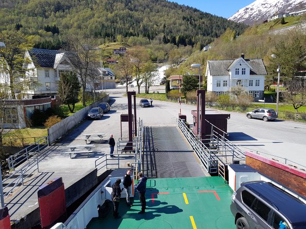 Vertrek met de ferry vanuit Hellesyt voor een tocht door de Geirangerfjord