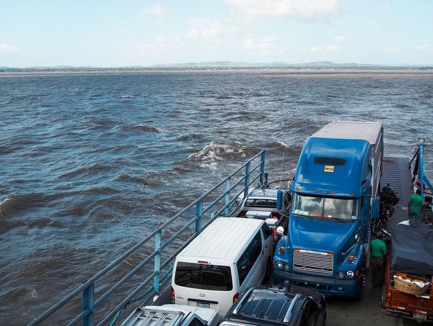Zet je auto op de ferry om naar het eiland Ometepe te varen.