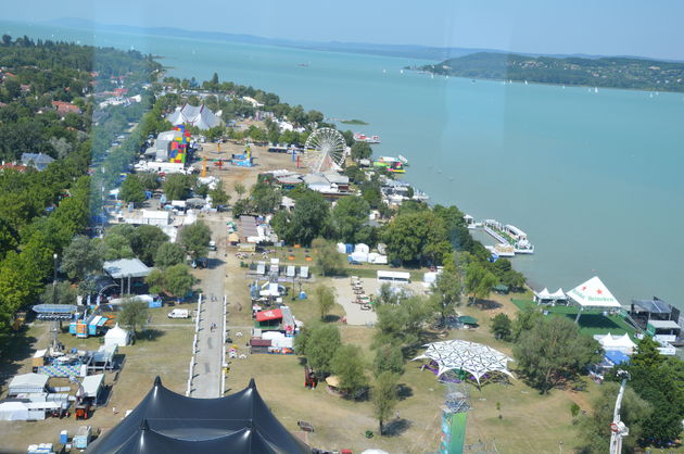 Het festivalterrein ligt aan de rand van het Balatonmeer