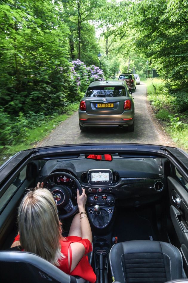 Met het dak open vervolgden we onze roadtrip richting Antwerpen in de Abarth 695