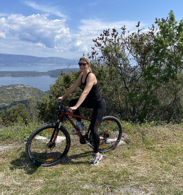 <em>Overal mooie uitzichtpunten tijdens het fietsen op Hvar.<\/em>