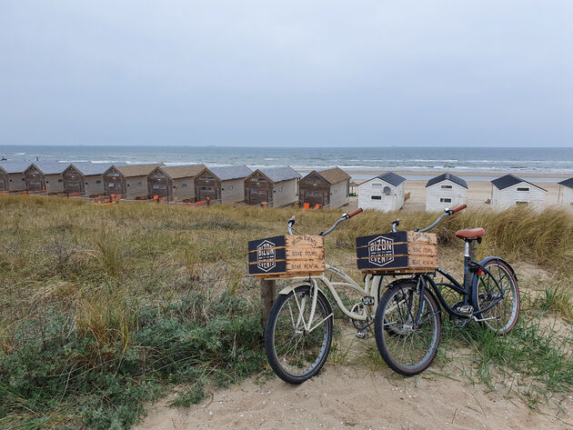We nemen de fietsen voor een rit door de duinen naar Katwijk aan Zee