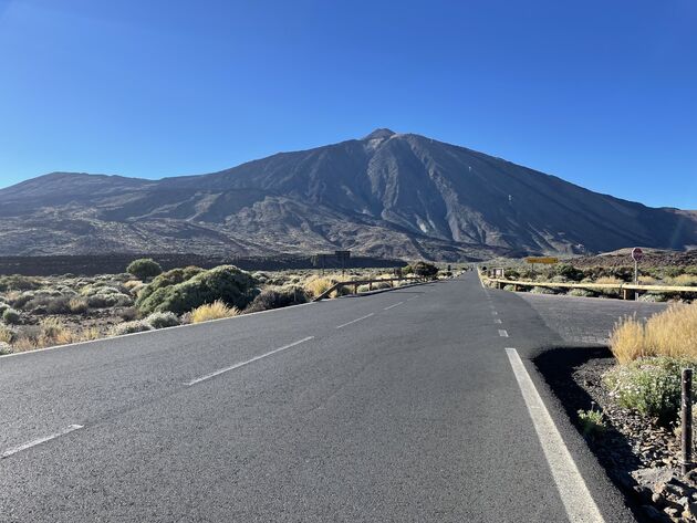 <em>Fietsen op hoogte rondom vulkaan El Teide met de vulkaan altijd in het zicht <\/em>