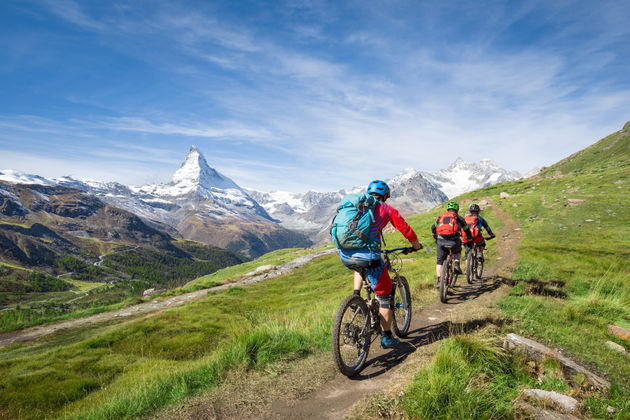 Valais Cycling Tour \u00a9 eyetronic - Adobe Stock