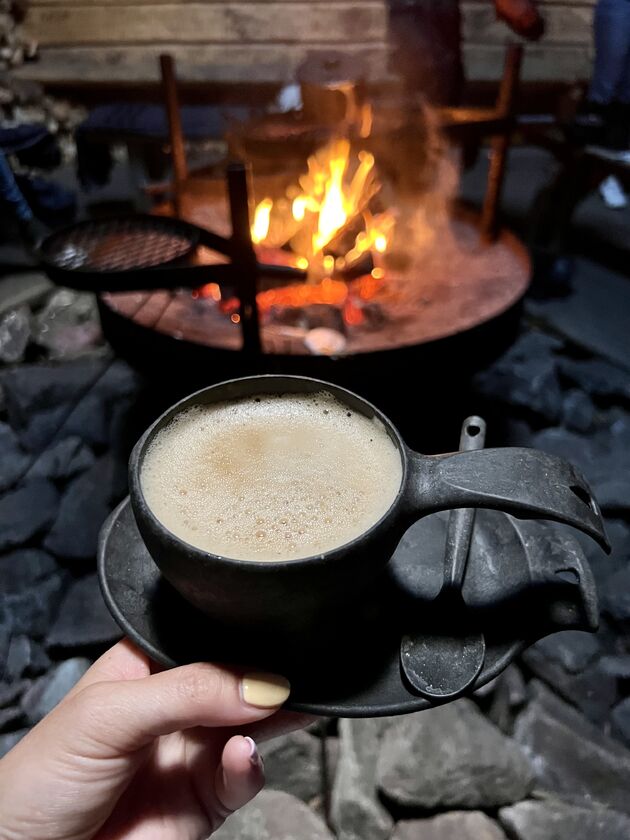 Koffie uit een pot op het kampvuur: dit is genieten