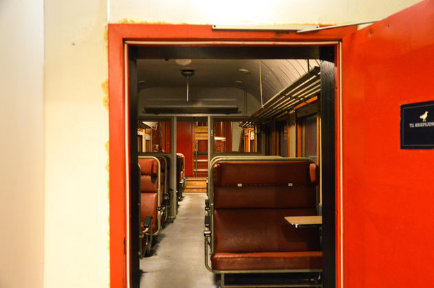 Grote verrassing; via dit oude treinstel kun je bij de warme sauna komen.