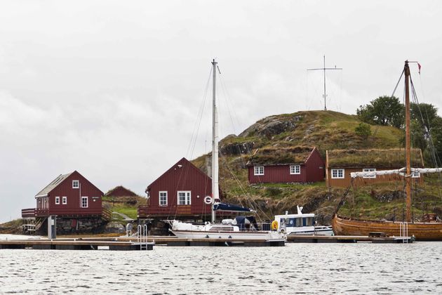 Rode huisjes aan de rand van de fjorden