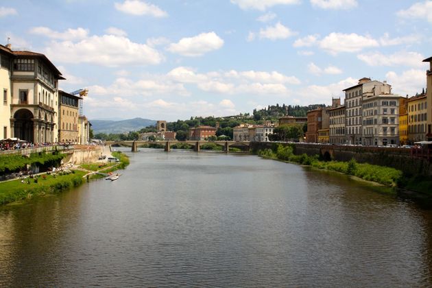 Schitterende gebouwen aan weerszijde van de rivier Arno