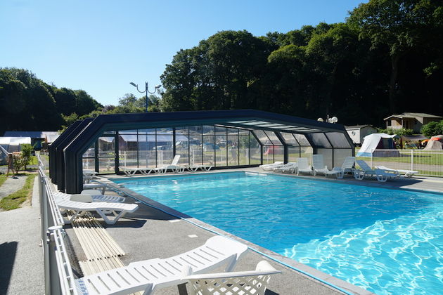 Het grote overdekte zwembad wat bij mooi weer vrijwel helemaal open kan