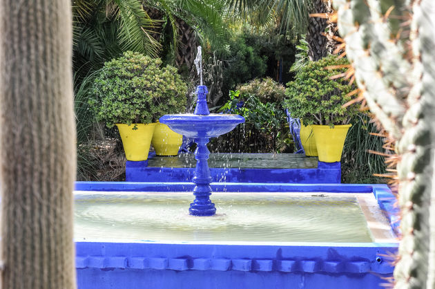 Een schitterende fontein in de kleur majorelleblauwe